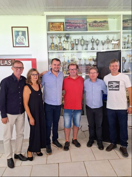 No aniversário do Vila Rosa: Elony Nyland, Celina Christovão, prefeito Jerri Meneghetti, Fabiano Scherer (presidente do Vila), Juarez Stein e Paulinho Gehrke (Foto: Divulgação / PMDI)
