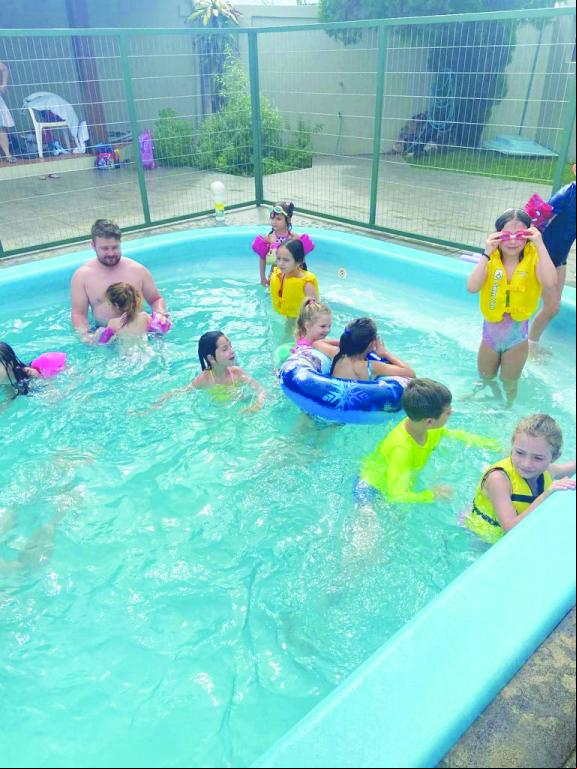 No Contraturno, teve banho de piscina para se refrescar do calor