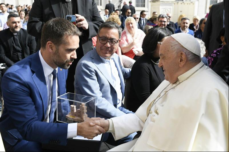 Na conversa, Leite presenteou Francisco com uma escultura das ruínas de São Miguel das Missões 