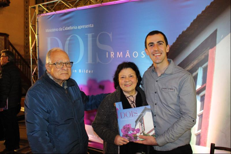 Octacílio Freitas Dias e Leila Santos com Leonardo Boufleur, autor de Dois Irmãos: Baumschneis in Bilder