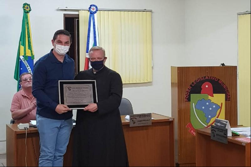 Cristiano entregou a placa ao padre César