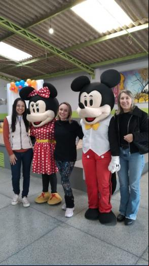 Personagens Mickey e Minnie animaram o evento