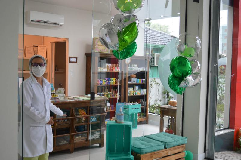 Cristine convida clientes para conhecerem a nova loja da Pharmazie