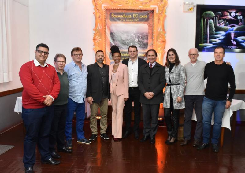 Prefeita Tânia da Silva, vice-prefeito Jerri Meneghetti e sua equipe de secretários com o secretário estadual dos Transportes, Juvir Costella (Divulgação / PMDI)