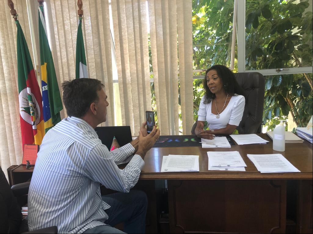Prefeita foi entrevistada por Alan Caldas ao meio-dia desta quarta