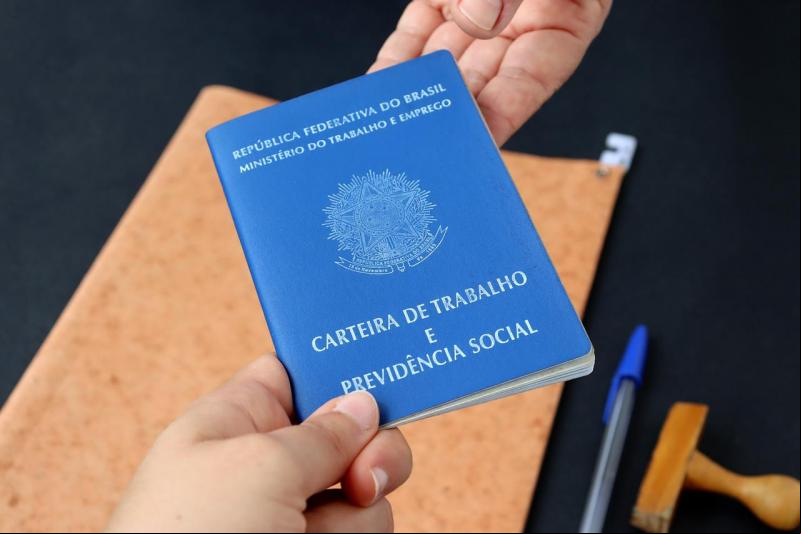 Foram 3.242 contratações e 2.898 desligamentos no período