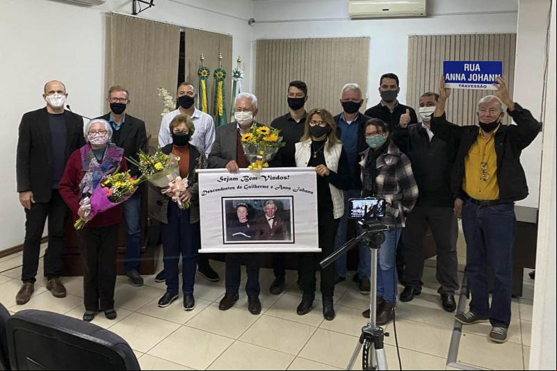 Rua Anna Johann – Familiares estiveram presentes na sessão e celebraram a aprovação