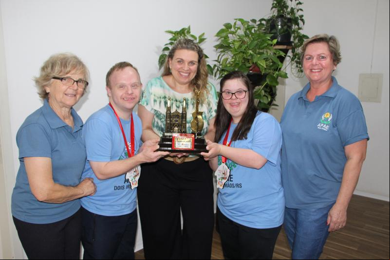Maria Leoni, Roberto, Graziela, Raíssa e Márcia, exibindo, orgulhosos, a premiação conquistada no domingo