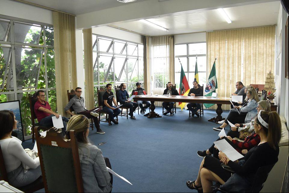 Representantes de salões e barbearias estiveram reunidos na prefeitura