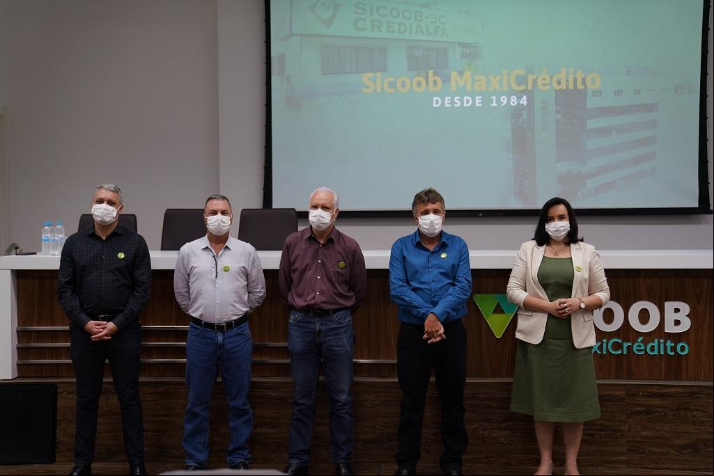 Diretores Mauro Zoleti de Morais e Gilberto Belatto, vice-presidente Ari José Roman, presidente Ivair Chiella e diretora de Operações e Desenvolvimento, Adriana Spolti Grigol