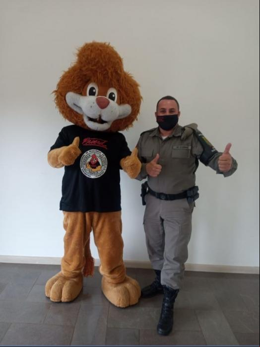 Soldado Razeira com o Leão, mascote do Proerd