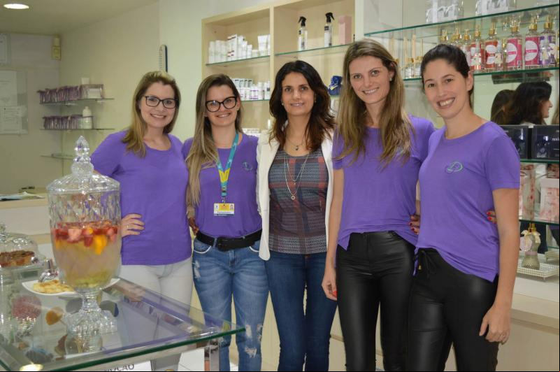Tauane Vieira, Tainata de Lima, Deisi Fröhlich Führ, Scheila Fröhlich, e Ana Paula Kronbauer comemorando os três anos da D’pharma em Dois Irmãos