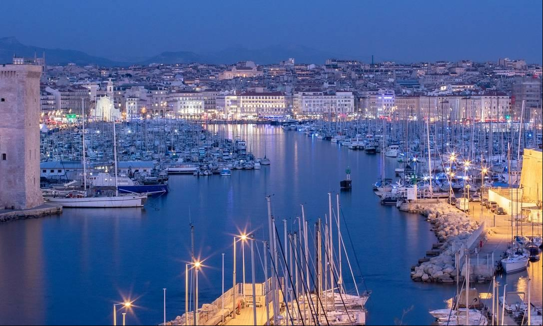 Tem dois Portos em Marselha. Um é o antigo, mais turístico. O outro, atual, é o maior porto comercial da França.