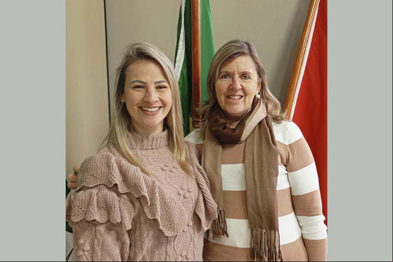 Thaís com a prefeita Carla Chamorro (Foto: Divulgação / PMMR)