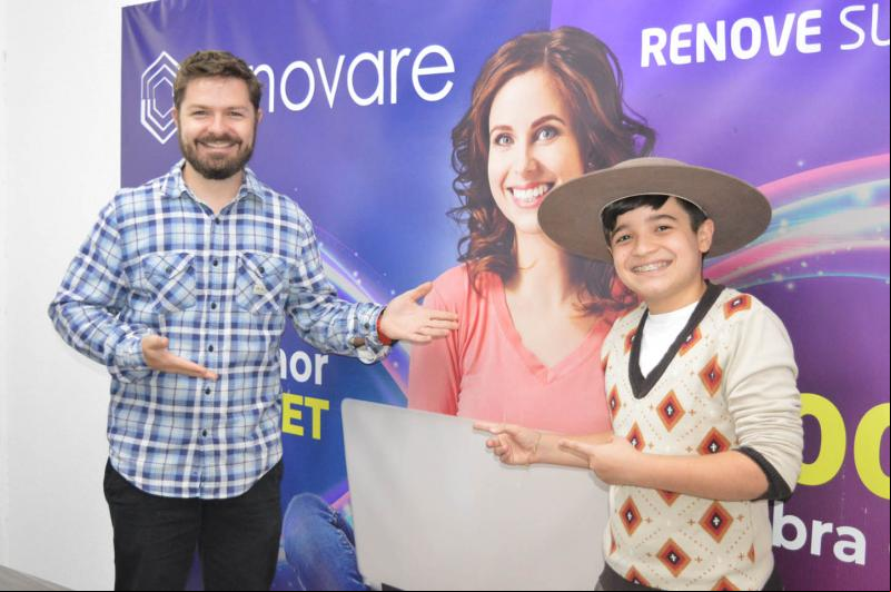 Leonardo Arnold, da Renovare Telecom, com o cantor Thomas Machado