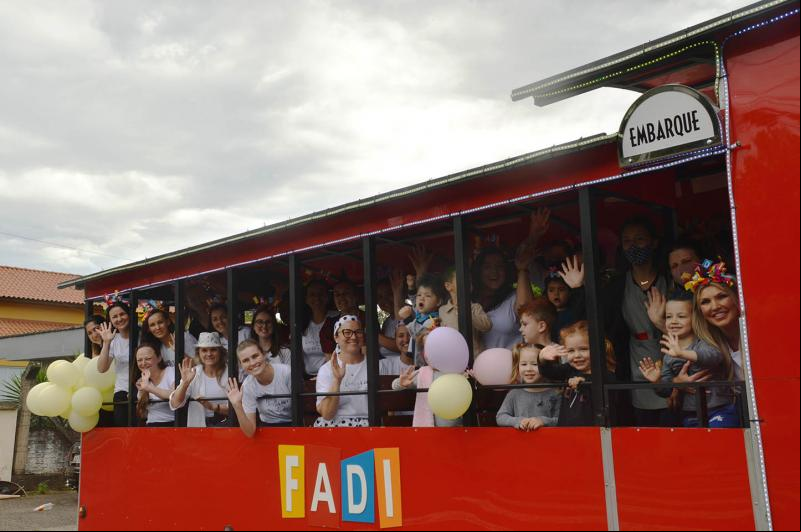 Trem da Alegria em frente à Unidade Educativa Beira Rio