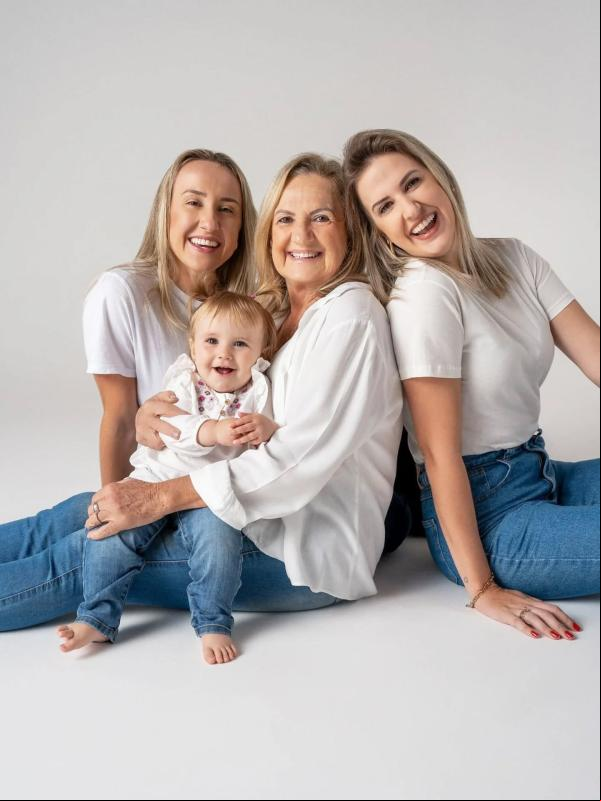 Três gerações: Gabriela, Rose e Rafaela com a pequena Maria Luísa (Foto: Steffen Studio)