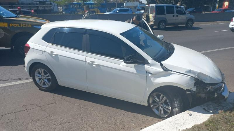 Carro foi roubado por dois homens. Um foi preso após bater na BR-116 e o outro segue foragido (Foto: Brigada Militar)