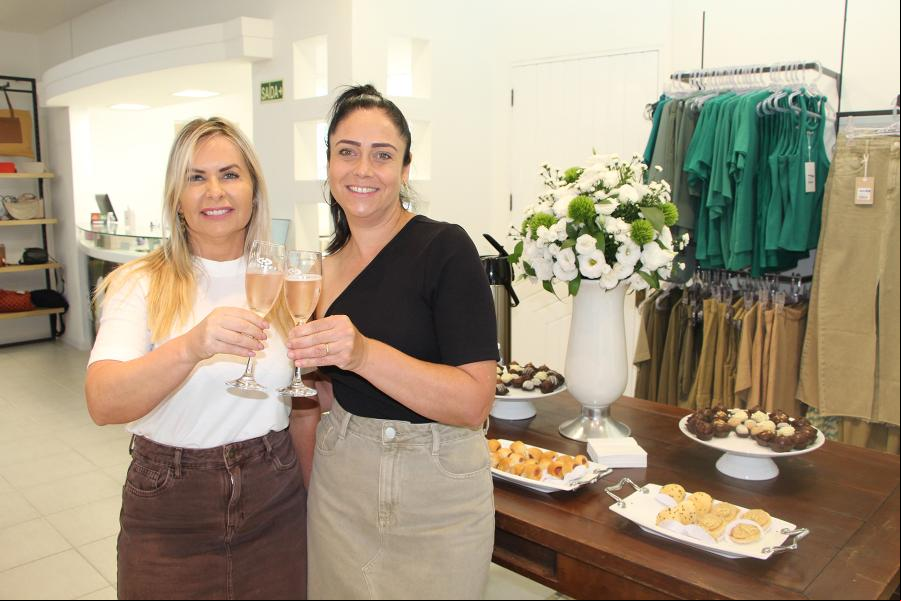 Vera Reis e Débora Bussiol celebrando mais um momento especial da Kinei Hering