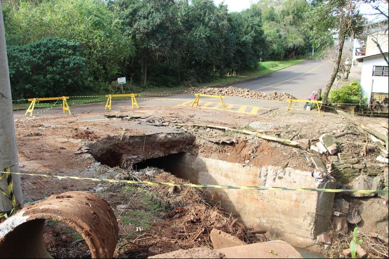 Trânsito está bloqueado no local